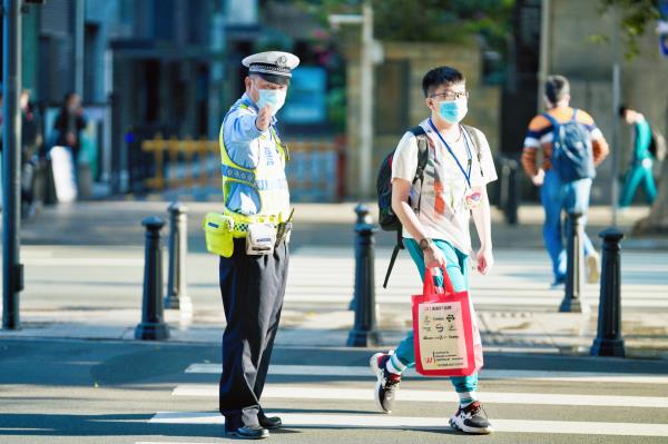 返校首日，廣州交警出動(dòng)3100余警力全程護(hù)航