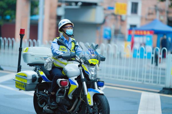 返校首日，廣州交警出動(dòng)3100余警力全程護(hù)航