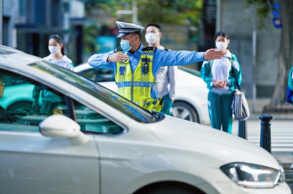 返校首日，廣州交警出動(dòng)3100余警力全程護(hù)航