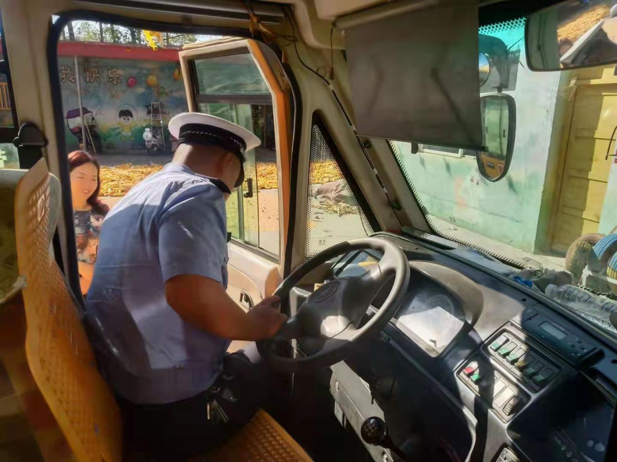 舞陽交警加強校車安全管理，確保校車“健康”運營！