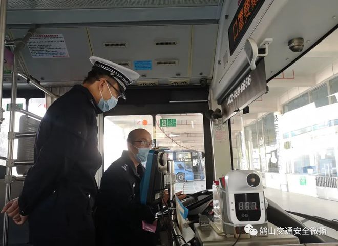 歲末年初 鶴山交警全力加強公交車、校車交通安全管理工作