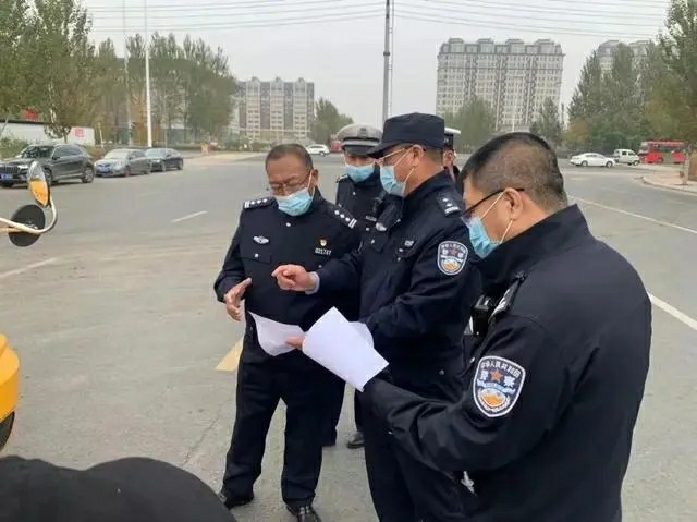 護航上學路 加好安全鎖雙城分局對全區(qū)校車進行集中“體檢”