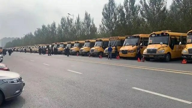 護航上學路 加好安全鎖雙城分局對全區(qū)校車進行集中“體檢”