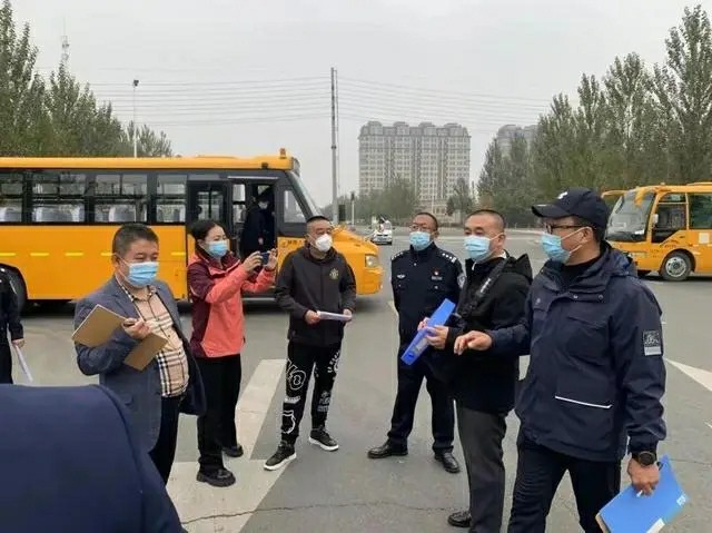 護航上學路 加好安全鎖雙城分局對全區(qū)校車進行集中“體檢”