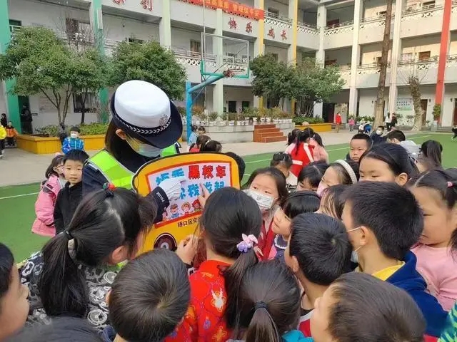 入企業(yè)，進學校 武漢交警多維度開展校車大治理
