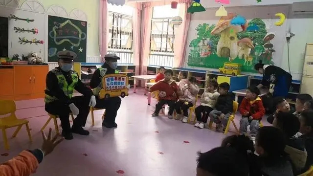 入企業(yè)，進學校 武漢交警多維度開展校車大治理