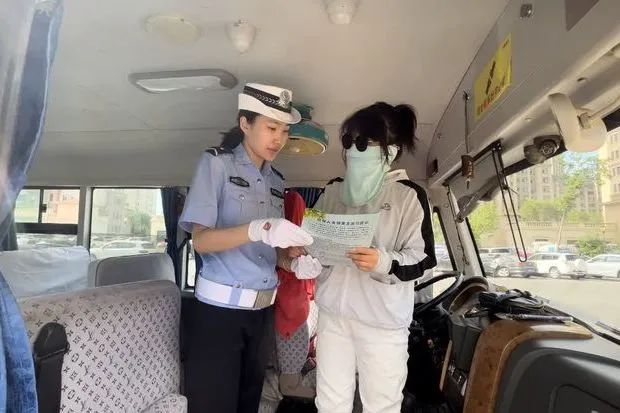 安全生產(chǎn)月 | 大慶交警聯(lián)合教育局開展校車安全突擊檢查及宣傳教育活動