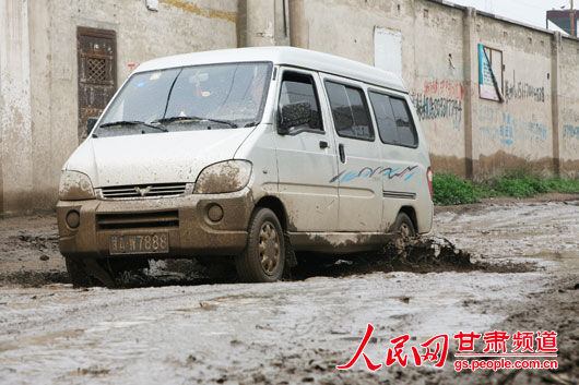 彭家坪鎮一位居民戲稱：“過車就像是跑越野拉力賽。”（牟健攝）