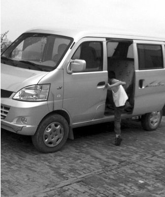 榆林學校周邊再現(xiàn)黑校車 一學期4000元接送費