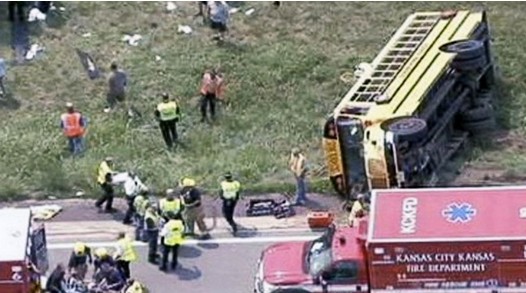 美國一搭載36人校車發(fā)生側(cè)翻15人被送往醫(yī)院