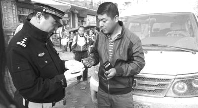交警嚴(yán)查校車、送子車。 