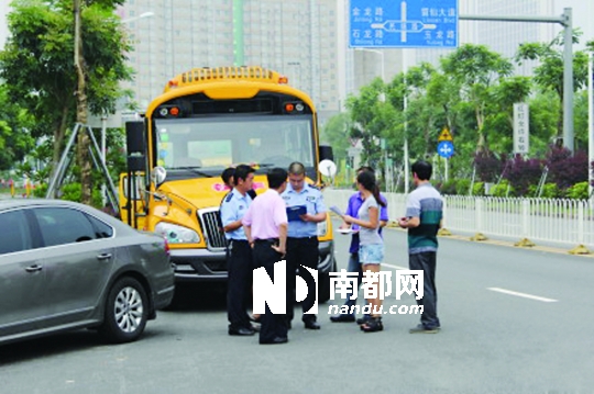 <p>本周一，各中小學正式開學，為保證各校車安全，龍華交警在轄區范圍對校車進行統一檢查。(互聯網圖片)<br /></p>