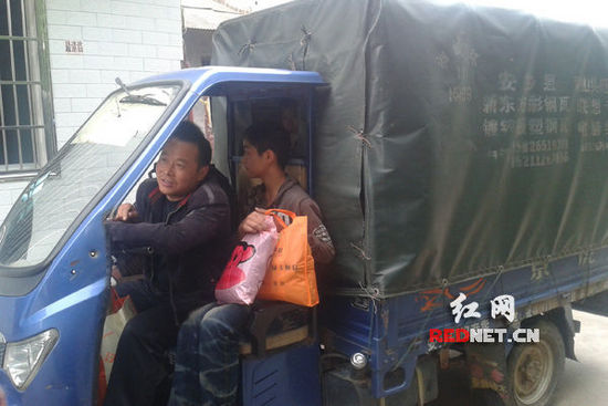 (三輪車違法搭載中小學(xué)生。)