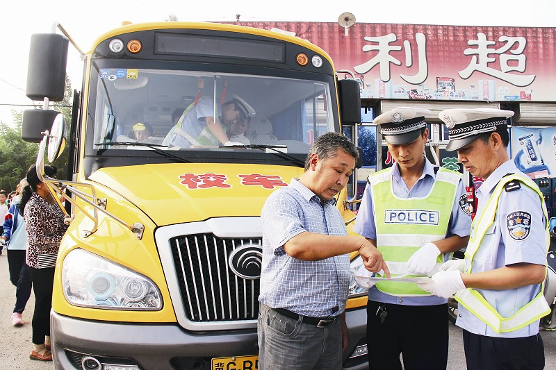 
        民警在進(jìn)行校車(chē)安全檢查的同時(shí)，向駕駛員宣傳相關(guān)安全規(guī)定
      