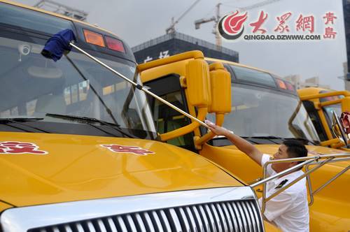 國際無車日探班青島專業校車 家長學生都夸好