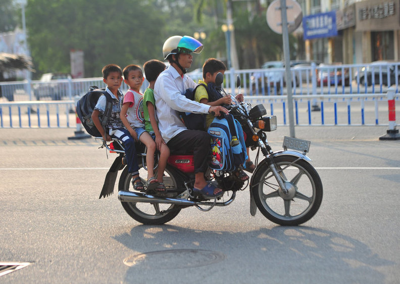 海南三亞“摩的”當(dāng)校車 一車?yán)?人