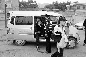 民警查處嚴(yán)重超載的“黑校車” 。 本報(bào)通訊員 魯東林 記者 師向東 攝