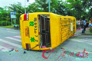 校車被撞側(cè)翻。 記者軒慧 攝