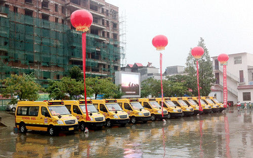 匯聚社會(huì)力量 留守兒童學(xué)校組建海格愛心校車公司