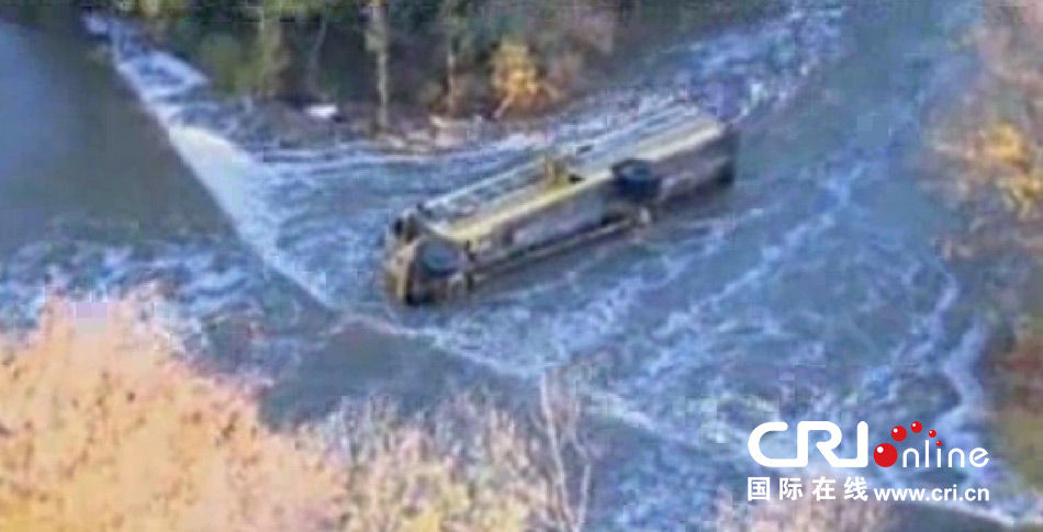 10月31日，在美國堪薩斯州的巴特勒郡，一輛校車發生車禍，校車帶著學生們沖入河中。圖片來源：東方IC