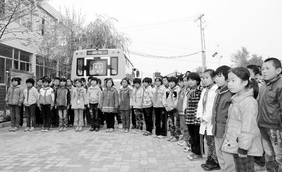 蘭州城關交警大隊民警檢查校車設施配備