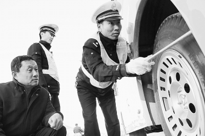 交警為校車做“體檢”