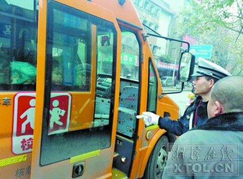 湖南湘潭一園車司機(jī)不會開校車警示燈 相關(guān)幼兒園被罰