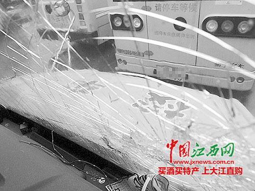 鄱陽探索公司化運行校車開學第一天遭客運司機攔截