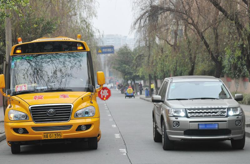 司機不避讓校車被攔下 好尷尬：兒子在校車上