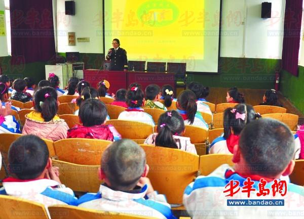 3月25日，校車照管員馬婷婷利用多媒體設備為師生們講解乘車安全。