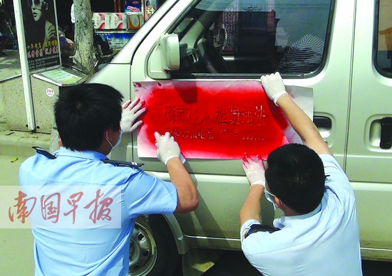 又見幼兒園超載校車：都安36個娃被塞進8座面包車
