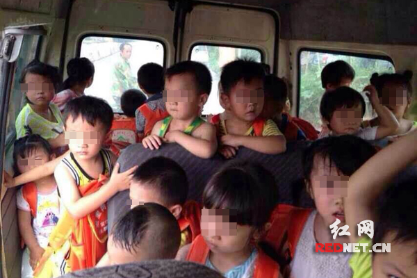 (車內擠滿了幼兒)