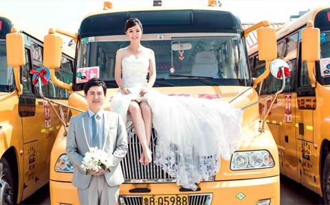 青島小伙個(gè)性婚紗照 百輛校車做背景