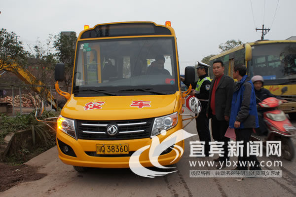 南溪街道：開展中小學幼兒園校車安全大檢查