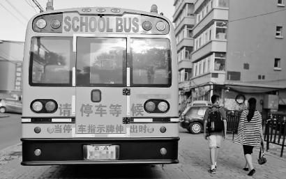 停在街邊的校車。隨著新學期的開始，很多家長發現校車被取消了 新文化記者 孫立國 攝 