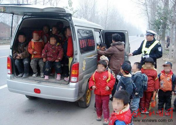 “校車”裝28人客車擠65人 安全行車豈能當(dāng)兒戲