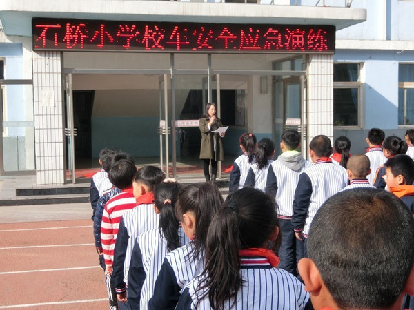 遼寧法庫縣石橋小學開展“校車應(yīng)急疏散演練”體驗教育活動