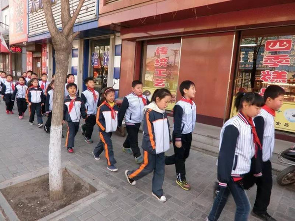 遼寧法庫縣石橋小學開展“校車應(yīng)急疏散演練”體驗教育活動