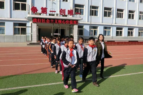 遼寧法庫縣石橋小學開展“校車應(yīng)急疏散演練”體驗教育活動