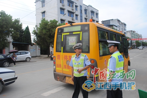武寧交警為每一輛國標(biāo)校車噴涂隊屬車輛“身份證”號