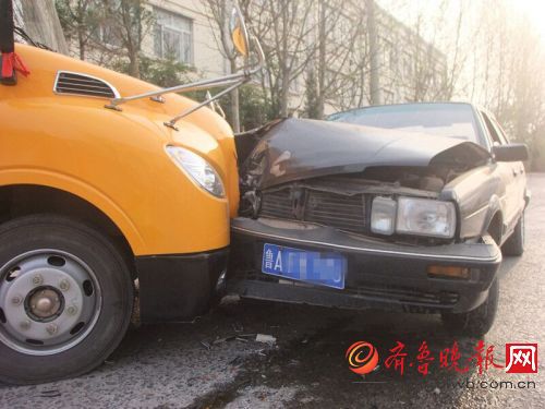 一輛載有20多名小學生的校車與一輛轎車發生撞擊事故，轎車車損嚴重。肇事的轎車司機下車查看后，旋即棄車跑了。幸運的是，兩車車主和校車上的孩子們并無人員傷亡。