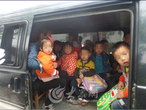 驚呆了！核載11人報(bào)廢“黑校車”竟塞了35人