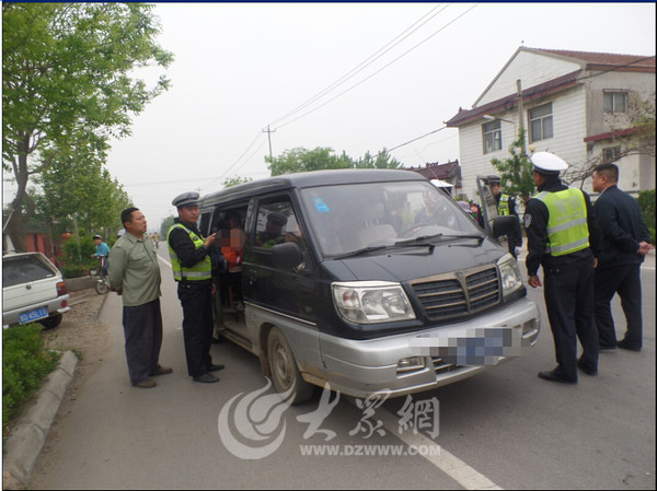 驚呆了！核載11人報(bào)廢“黑校車”竟塞了35人