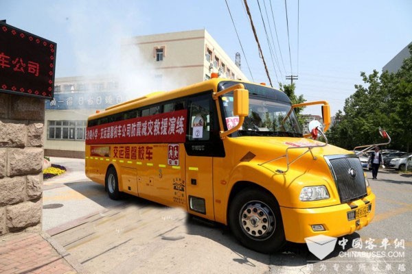 防震演習進校園，宇通校車變身救援“擎天柱”