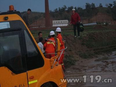 內(nèi)蒙古校車被困泥水中，消防官兵助理脫困