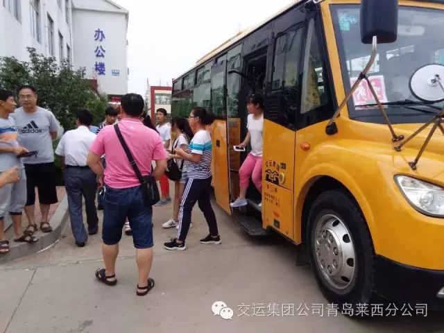 萊西溫馨校車暑期也在忙著接送學(xué)生