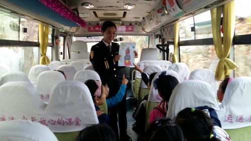 隨車照管員王帥為大家講解神州11號飛船發(fā)射成功 (1)