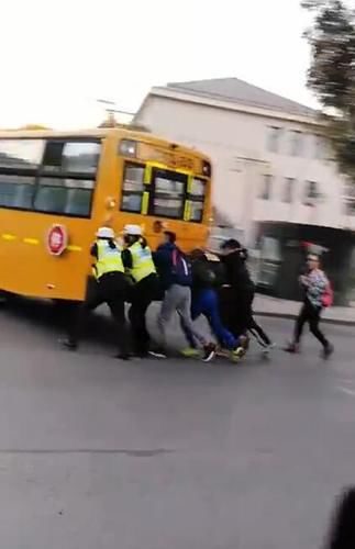 銀川：幼兒園校車半路拋錨，眾人合力推車暖人心