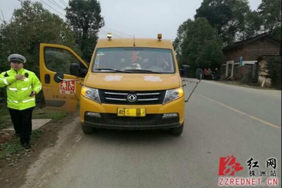 湖南株洲直屬交警大隊查獲一起校車超員違法行為