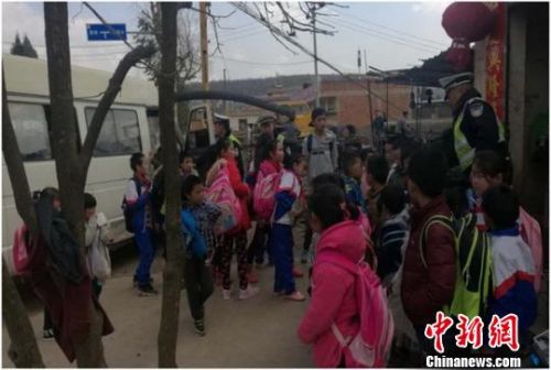 昆明一“校車”嚴重超載 核載7人竟擠33人